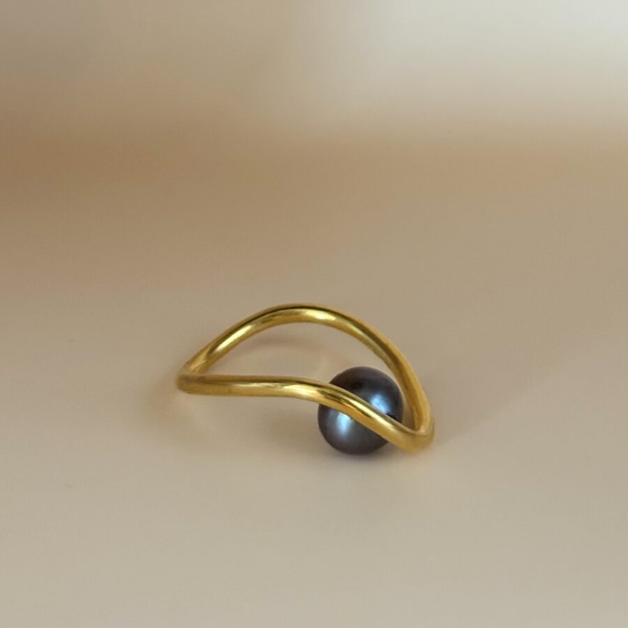 inside wavy ring w pearl