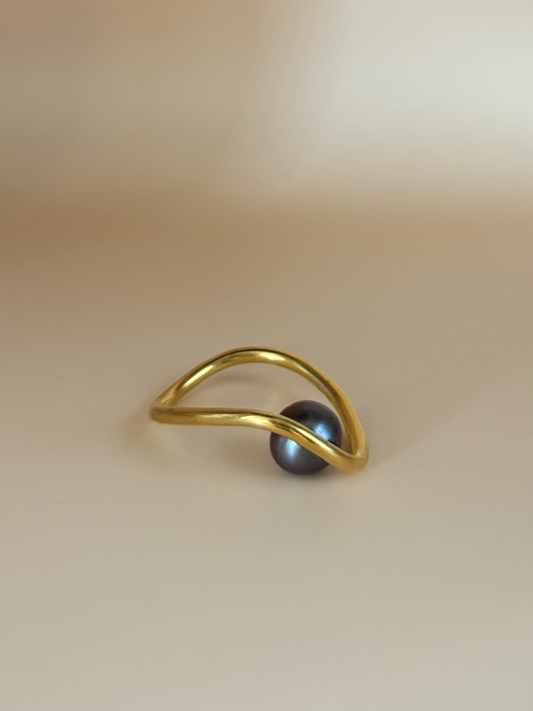 inside wavy ring w pearl